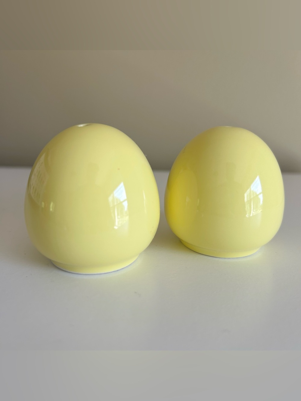 💲5/$25 Butter Yellow Glossy Ceramic Salt & Pepper Shaker Set Vintage Egg Shaped